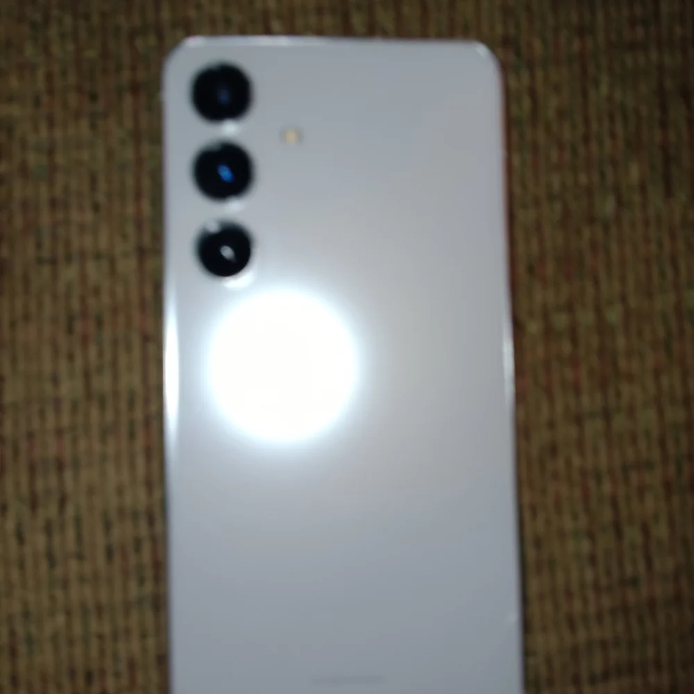 Samsung Galaxy S24 - Sleek White